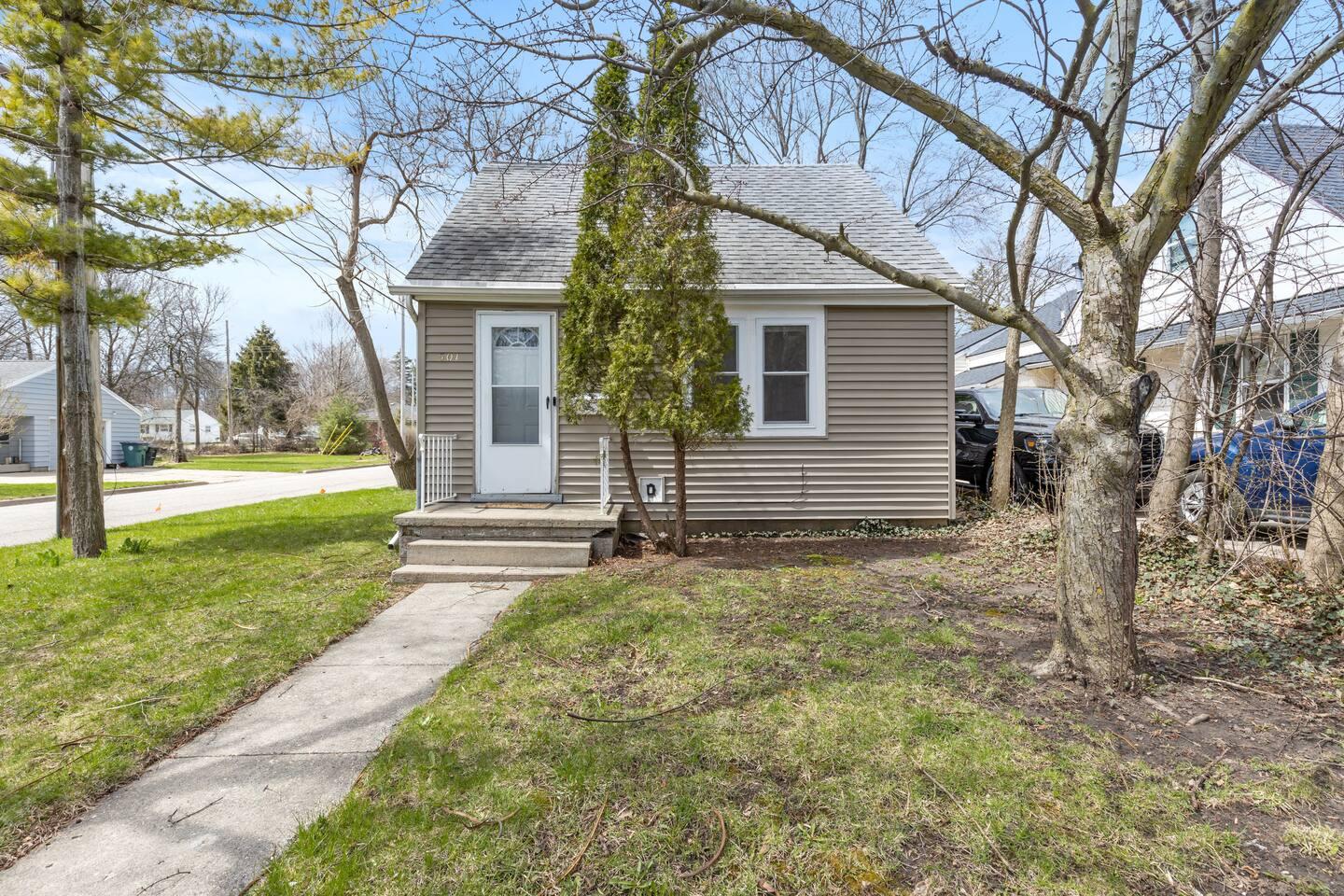 Spartan Campus House Walk to MSU Modern Two Bedroom Stay with Patio and Grill view 3